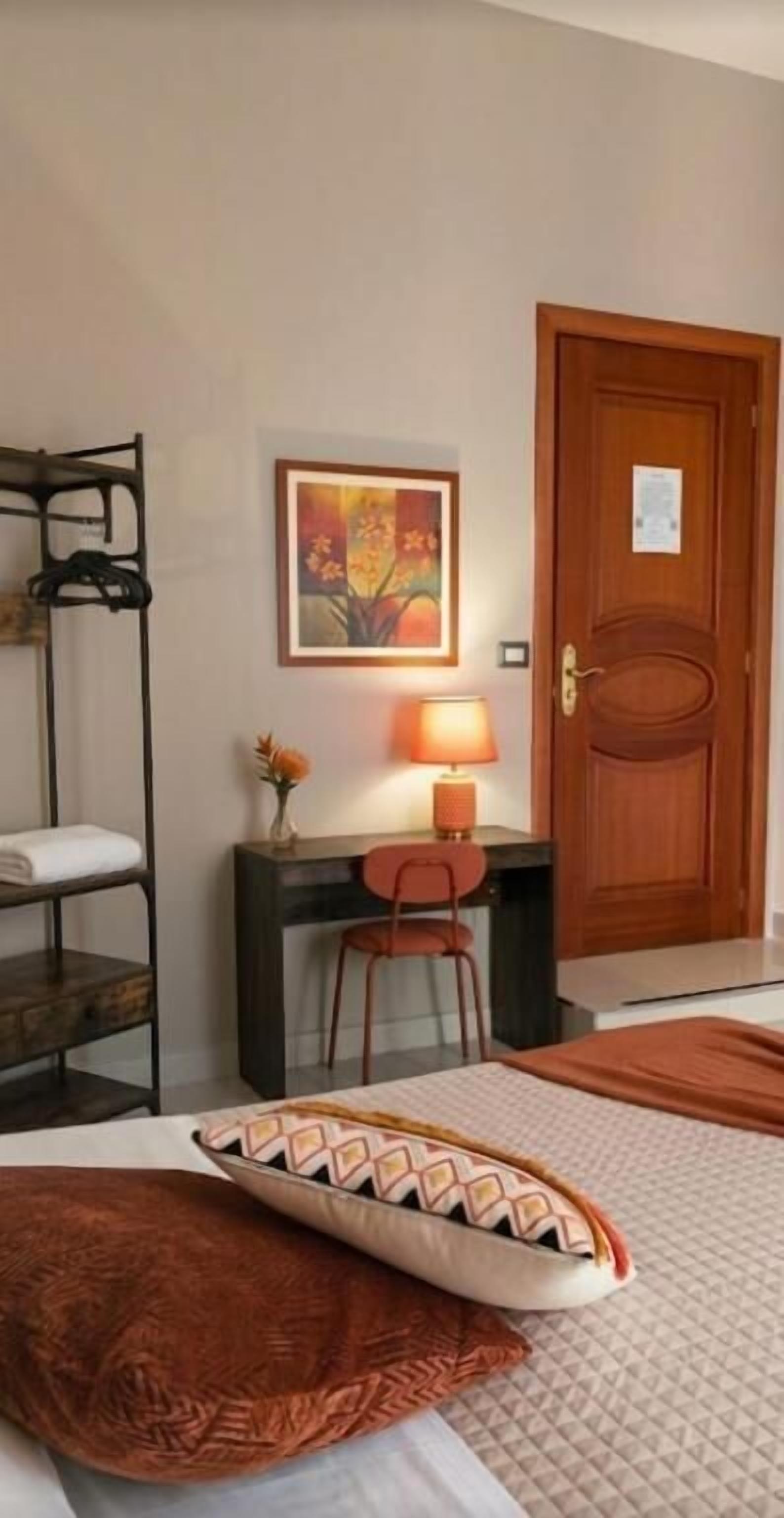 Internal name: Room 3 | Skrivebord, skrivebord for bærbar PC, lydisolert og strykejern/-brett