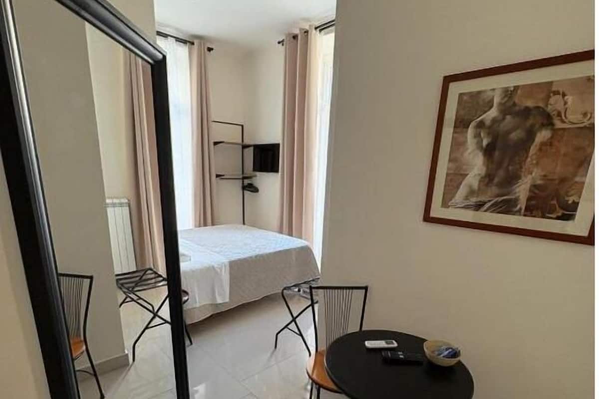 Internal name: Room 4 | Escritorio y espacio para trabajar con un portátil