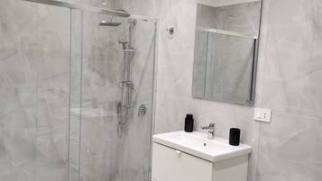 Doccia, asciugacapelli, bidet, asciugamani
