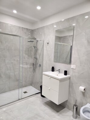 Shower, hair dryer, bidet, towels - Daisy House n1 (Napoli)