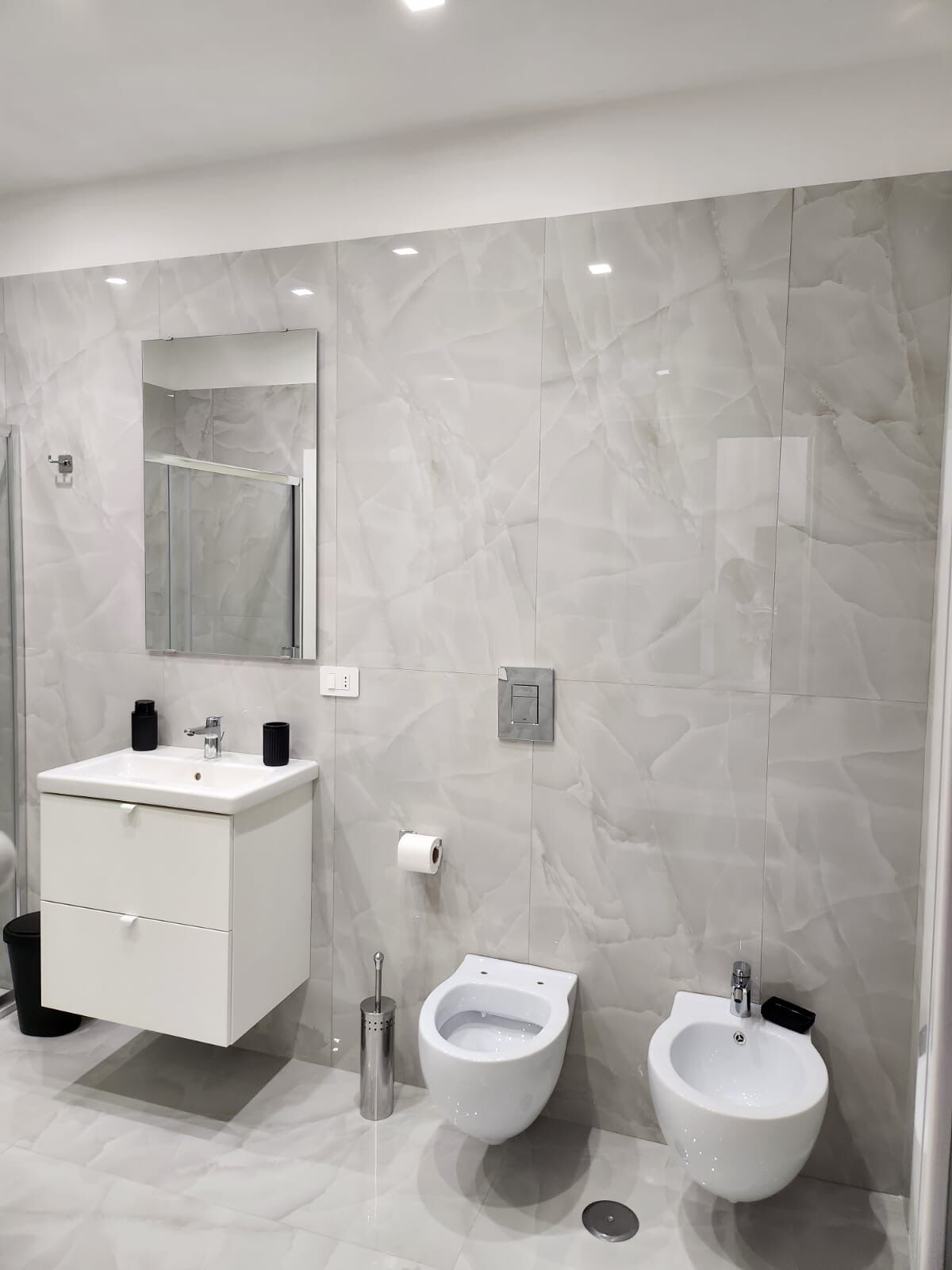 Doccia, asciugacapelli, bidet, asciugamani