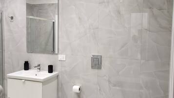 Dusche, Haartrockner, Bidet, Handtücher