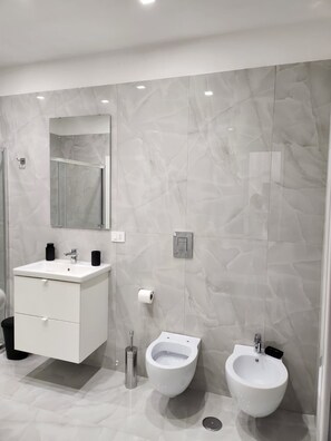 Dusche, Haartrockner, Bidet, Handtücher