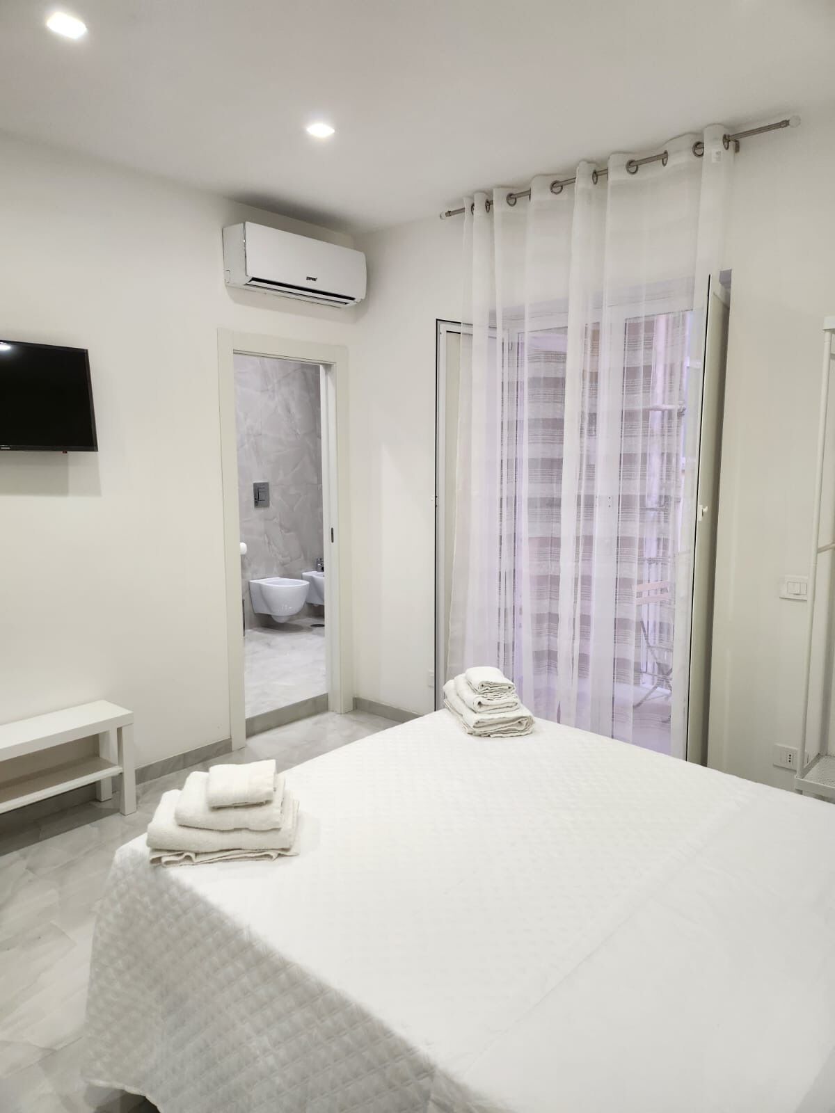 1 camera, Wi-Fi gratuito, lenzuola