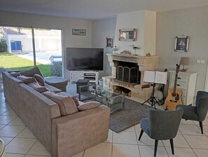 Fireplace, DVD player, table tennis - Superb, spacious 12 P villa, large park, swimming pool, poolhouse. Beach nearby. (Saint-Augustin)