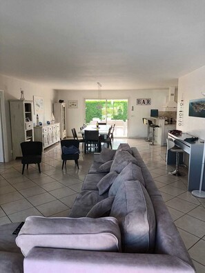Lareira, DVD player, mesa de pingue-pongue