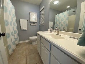 Chuveiro, secador de cabelo, toalhas de banho, sabonete