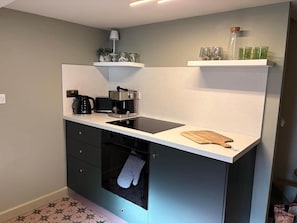Kylskåp, ugn, spishäll och diskmaskin