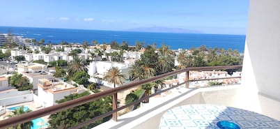 Apartment 5 minutes from the beach and stunning ocean views.
