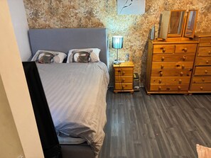 Kahden hengen comfort-huone, patio | Pimennysverhot, äänieristys, silitysrauta/-lauta, vuodevaatteet