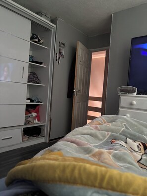 Blackout drapes, soundproofing, iron/ironing board, bed sheets - Cosy room for Female Couple and Families (Manchester)