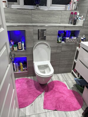 Combined shower/tub, towels, soap, shampoo