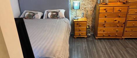 Habitación Confort doble, patio | Cortinas opacas y sistema de insonorización