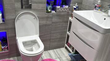 Combined shower/tub, towels, soap, shampoo