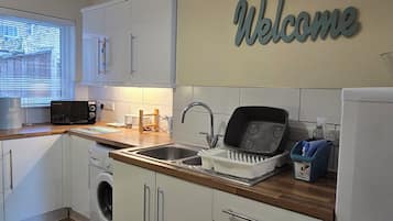 Microondas, horno y placa de cocina