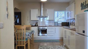 Microondas, horno y placa de cocina