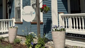 A blue building with a sign reading "Damselfly Guest House." - Damselfly Guesthouse (Newport)