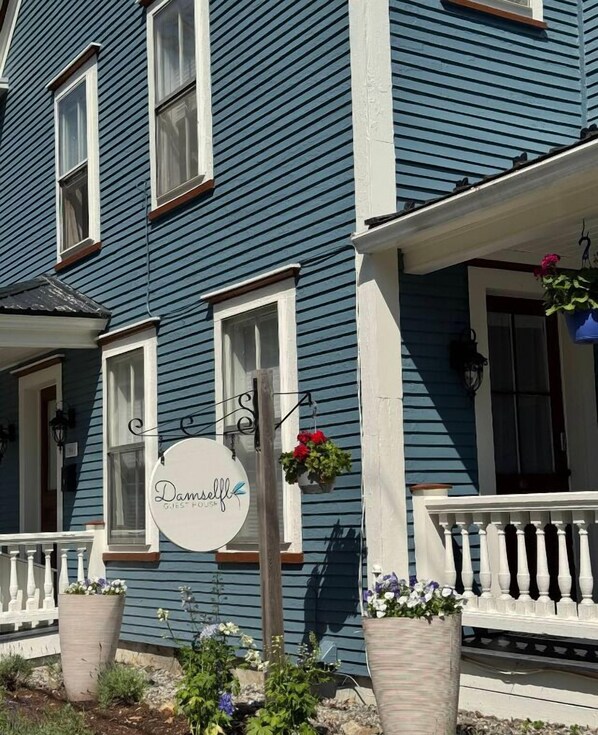 A blue building with a sign reading "Damselfly Guest House." - Damselfly Guesthouse (Newport)