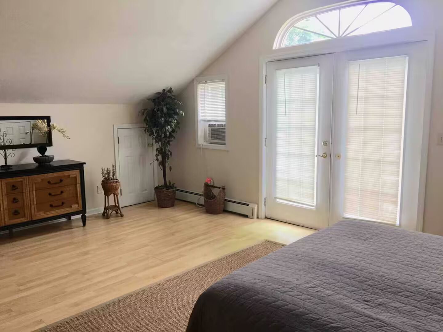 5 bedrooms, iron/ironing board, WiFi, bed sheets