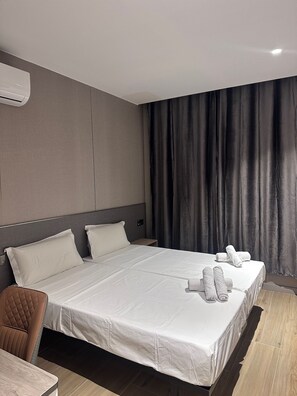 办公桌、笔记本电脑工作区、隔音、熨斗/熨板