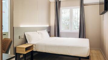 Camera Basic con letto matrimoniale o 2 letti singoli, non fumatori | Una scrivania, postazione laptop, insonorizzazione, ferro/asse da stiro