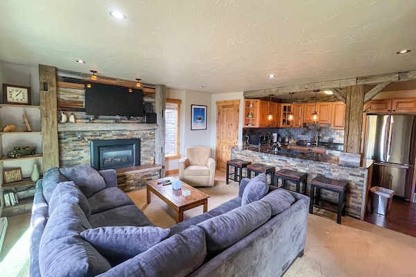 Comfortable living room with open flow to kitchen