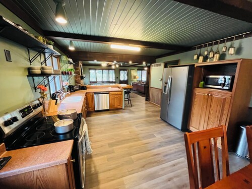 Charming River Chalet sits on Golf Course - 1 block from Waterfront Restaurant!