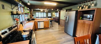 Charming River Chalet sits on Golf Course - 1 block from Waterfront Restaurant!