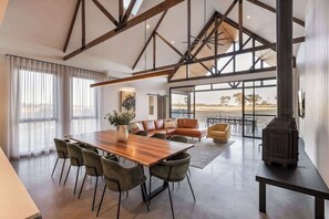 Televisión, chimenea y oficina 