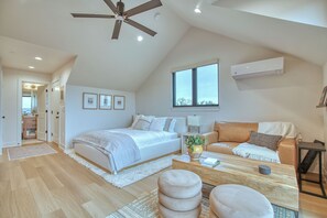 Tabla de planchar con plancha, wifi, ropa de cama