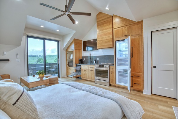 Tabla de planchar con plancha, wifi, ropa de cama