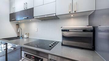 Fridge, microwave, oven, stovetop