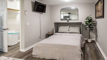 1 slaapkamer, een strijkplank/strijkijzer, internet, beddengoed