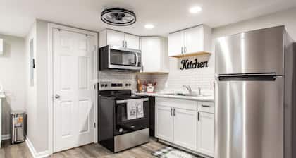 Lovely cozy cottage with AC in charming Waycross