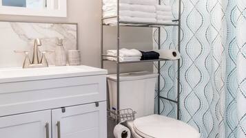 Een haardroger, handdoeken, zeep, toiletpapier