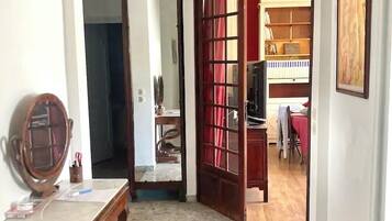 3 chambres, bureau, fer et planche à repasser, lit parapluie