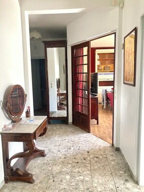 3 habitaciones, escritorio y tabla de planchar con plancha 