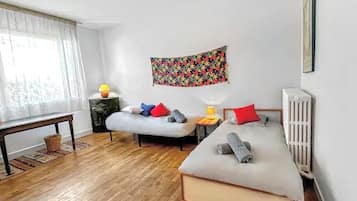 3 chambres, bureau, fer et planche à repasser, lit parapluie