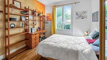 Desk, iron/ironing board, bed sheets, wheelchair access