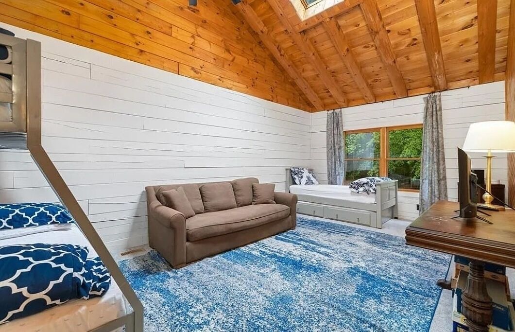 4 bedrooms, internet, bed sheets