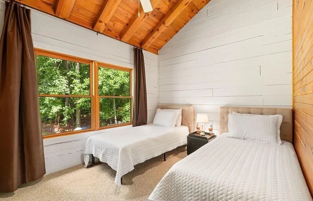 4 bedrooms, internet, bed sheets