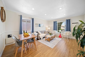 TV - Welcoming 3-bedroom Home Near Beaches and SoFi (Lawndale)