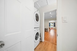 Interior - Welcoming 3-bedroom Home Near Beaches and SoFi (Lawndale)