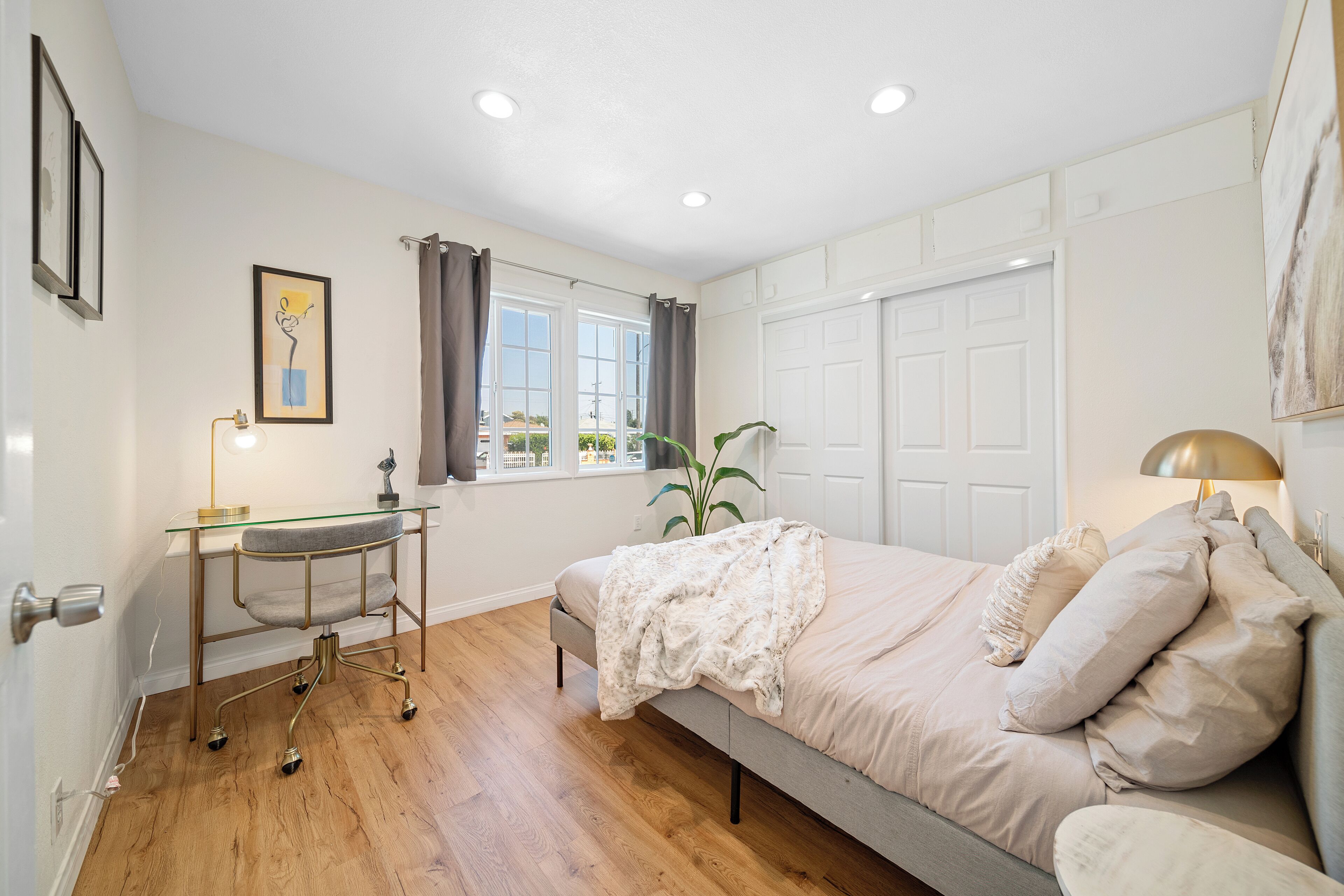 3 bedrooms, iron/ironing board, WiFi, bed sheets