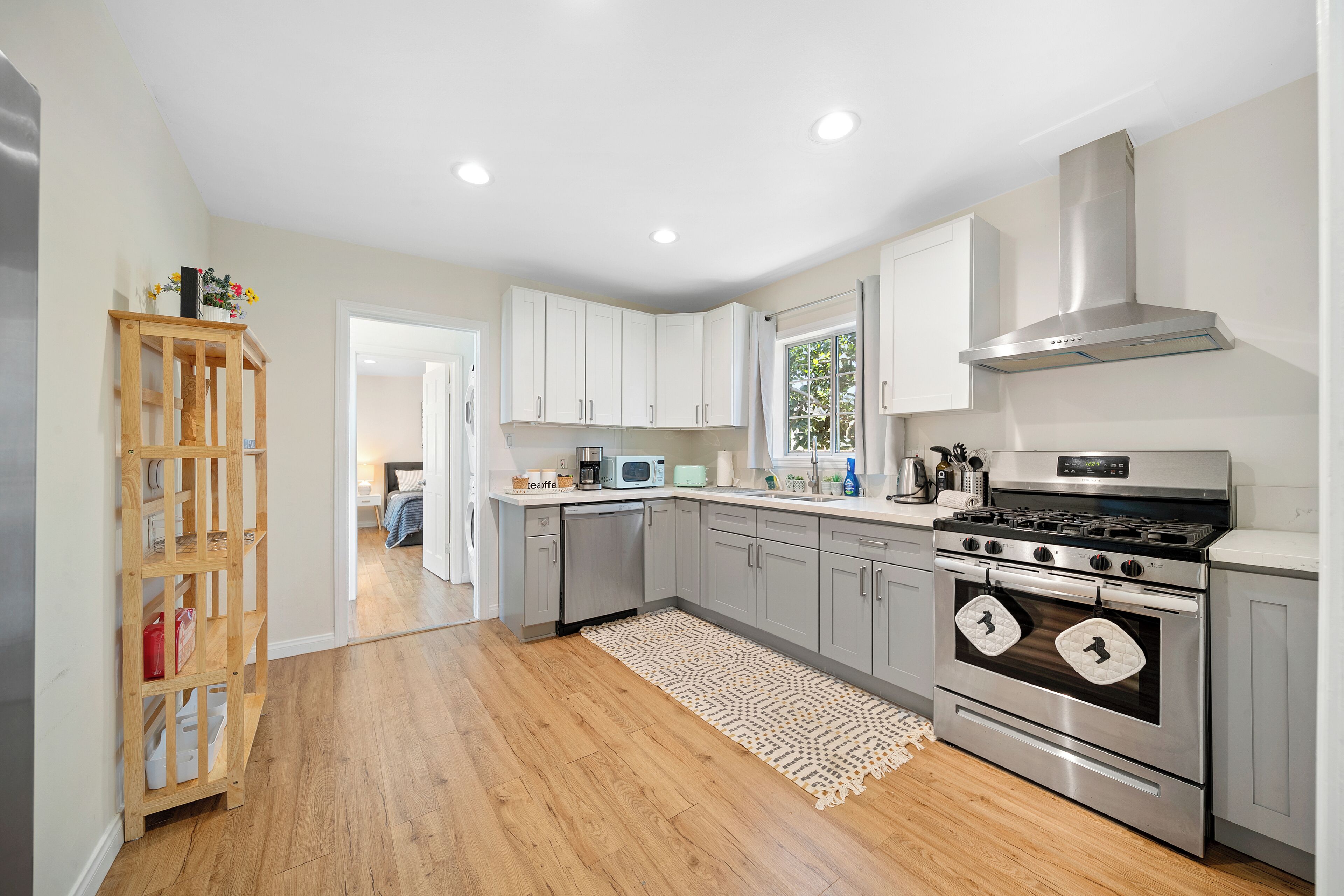 Micro-ondes, four, plaque de cuisson, lave-vaisselle