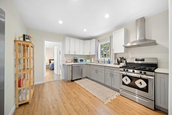 Microwave, oven, stovetop, dishwasher - Welcoming 3-bedroom Home Near Beaches and SoFi (Lawndale)