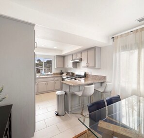 Micro-ondes, four, plaque de cuisson, lave-vaisselle