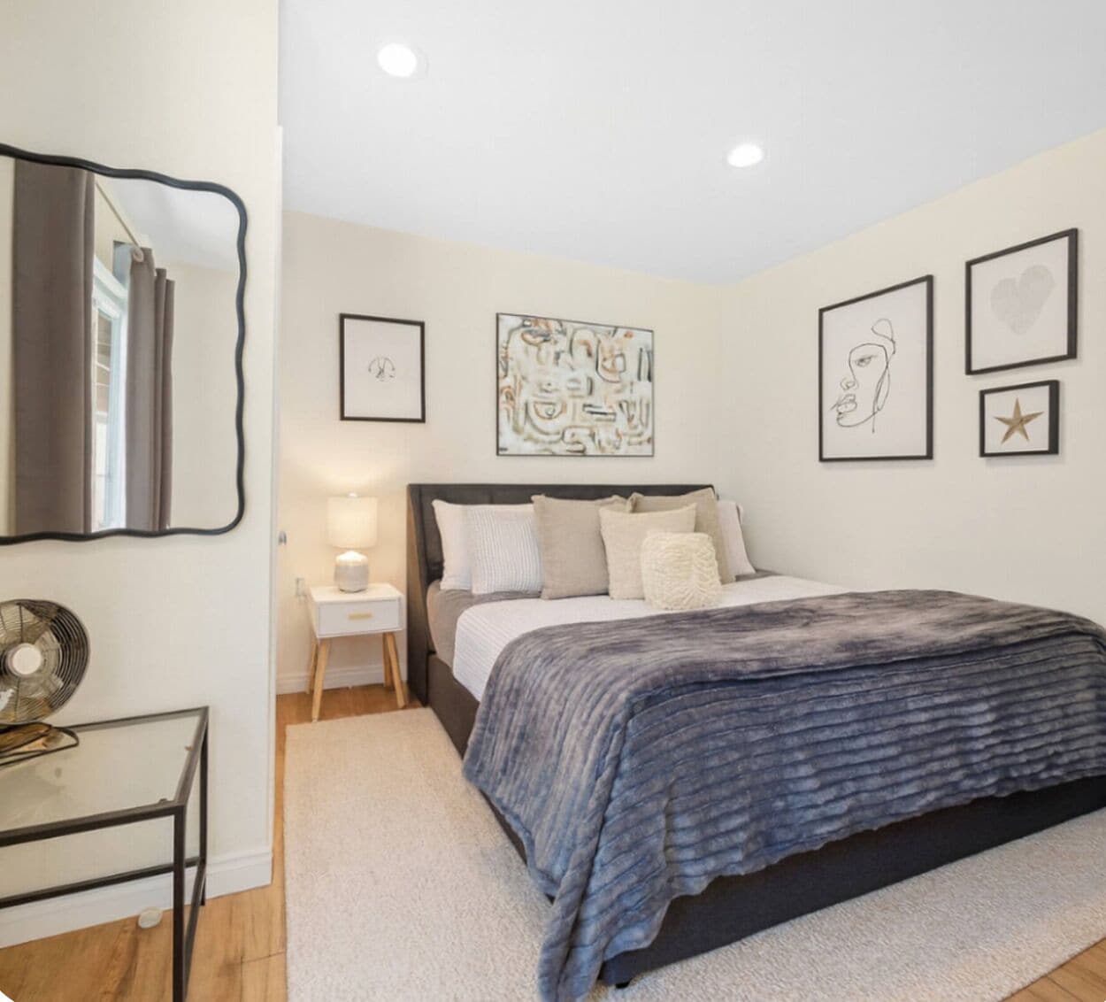 3 habitaciones, tabla de planchar con plancha, wifi y ropa de cama 