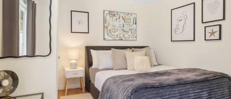 3 habitaciones, tabla de planchar con plancha, wifi y ropa de cama