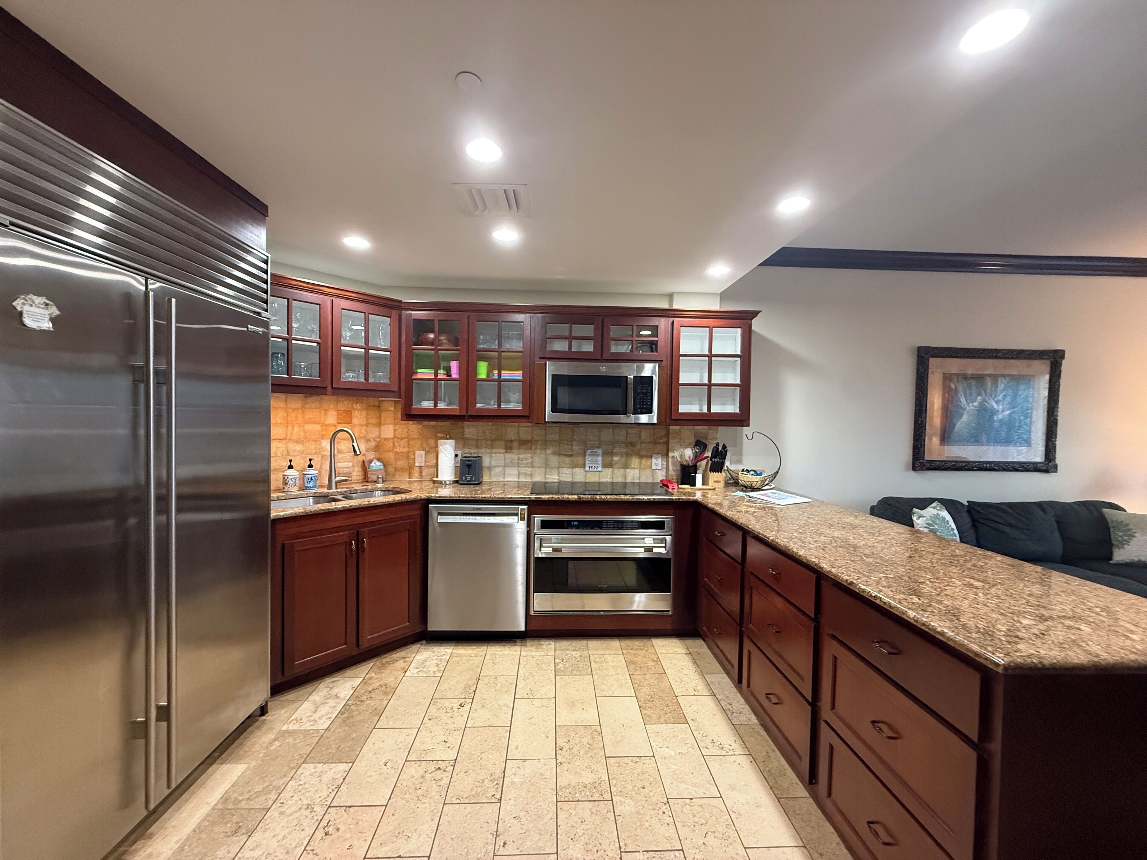 冷蔵庫、電子レンジ、オーブン、コンロ